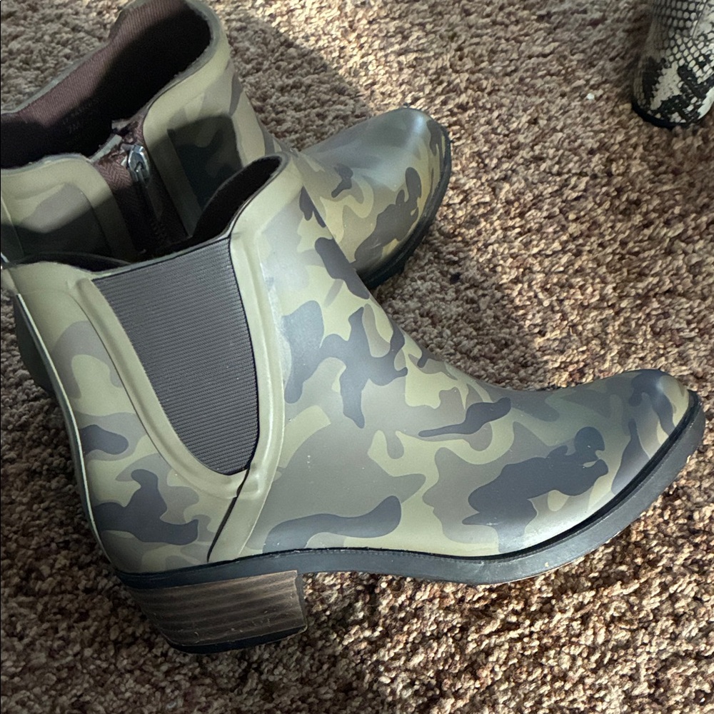 totes Olive Green Camo Ankle Rain Booties